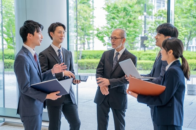 アシミレーションはさまざまな年代の人を一致させるチームをつくる